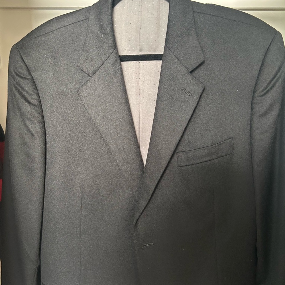 100% Cashmere Black Sport Coat with Notched Lapels and Padded Shoulders